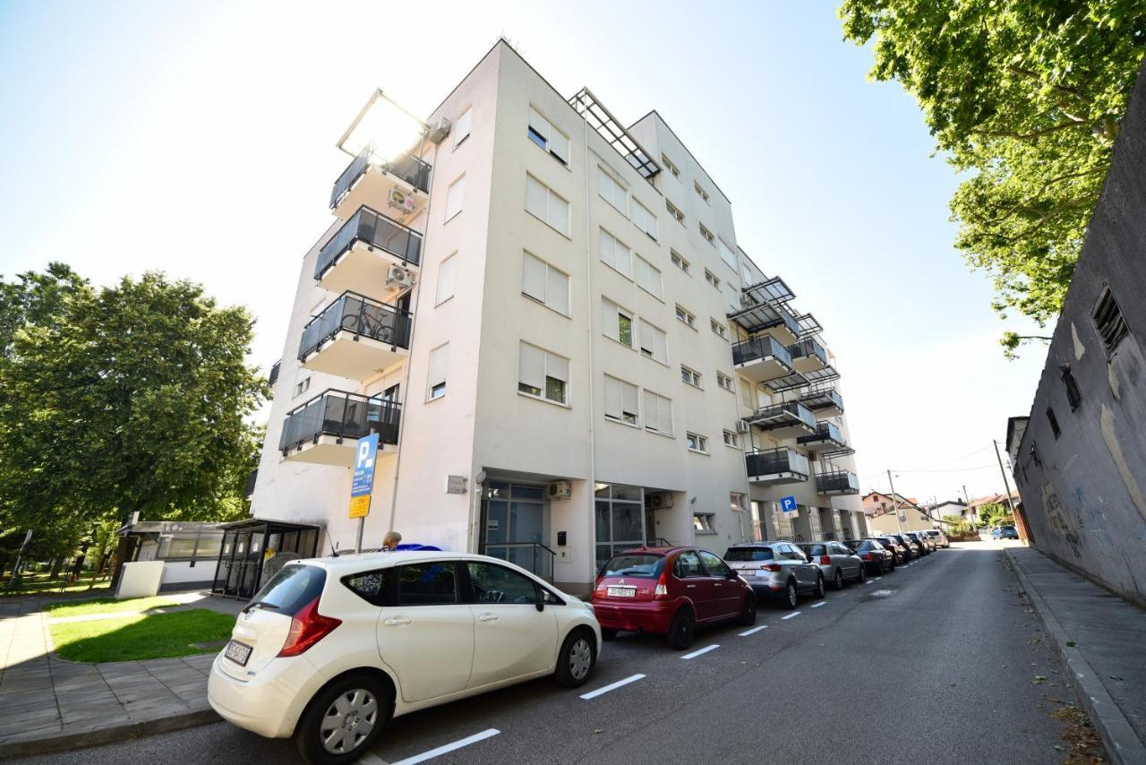 Block Apartment Park With Private Garage Parking Zagreb Buitenkant foto