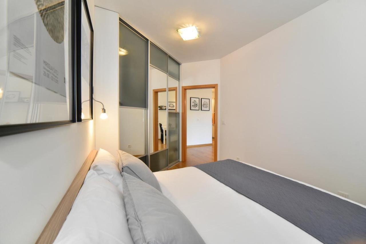 Block Apartment Park With Private Garage Parking Zagreb Buitenkant foto